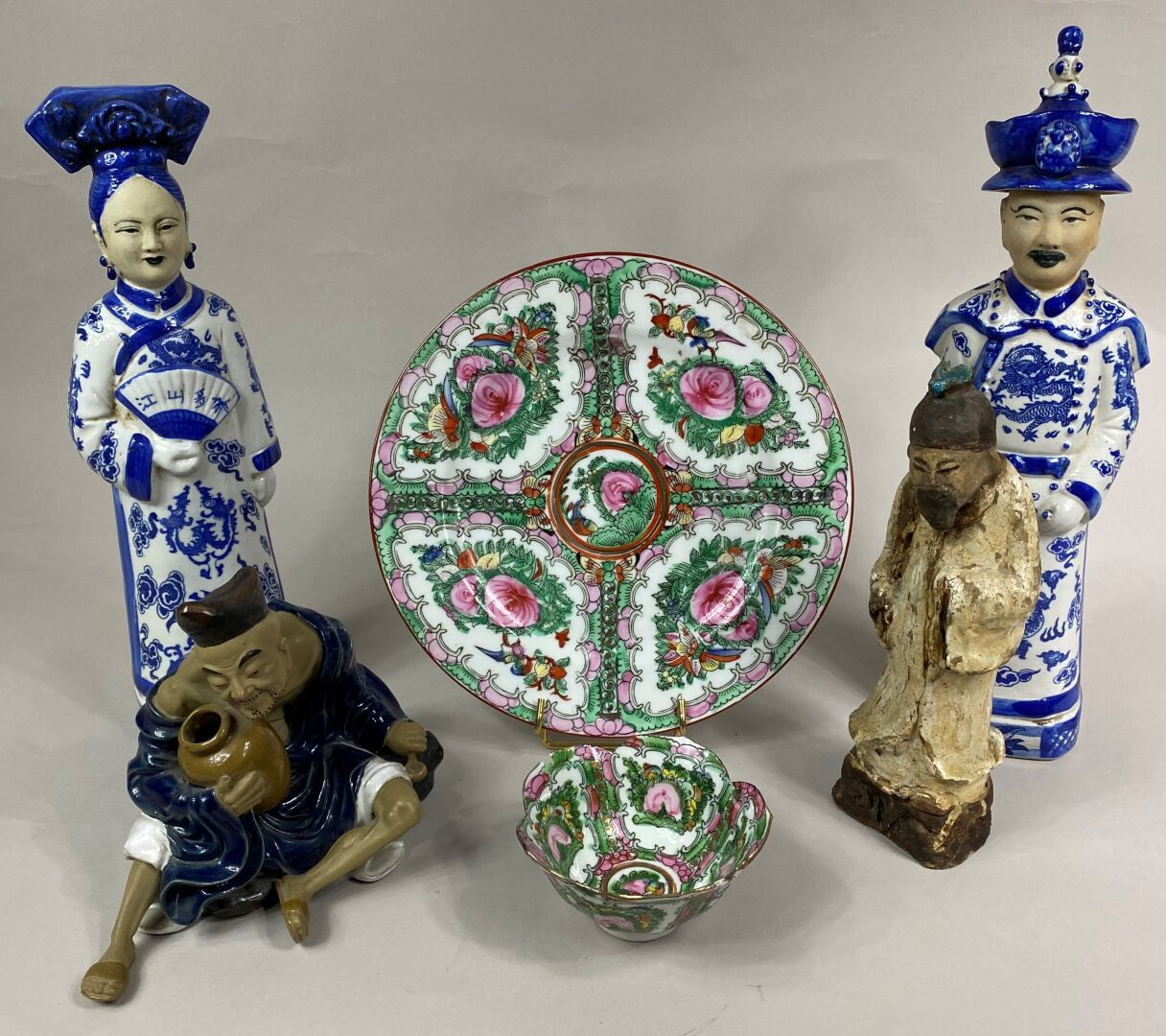 Null 中国，20世纪

一套珐琅彩陶器，包括。

- 一对青白珐琅的贵族，服装上有丰富的龙纹装饰

- 绘有牡丹和叶子的广州式盘子和碗

- 蓝、赭、白三色&hellip;