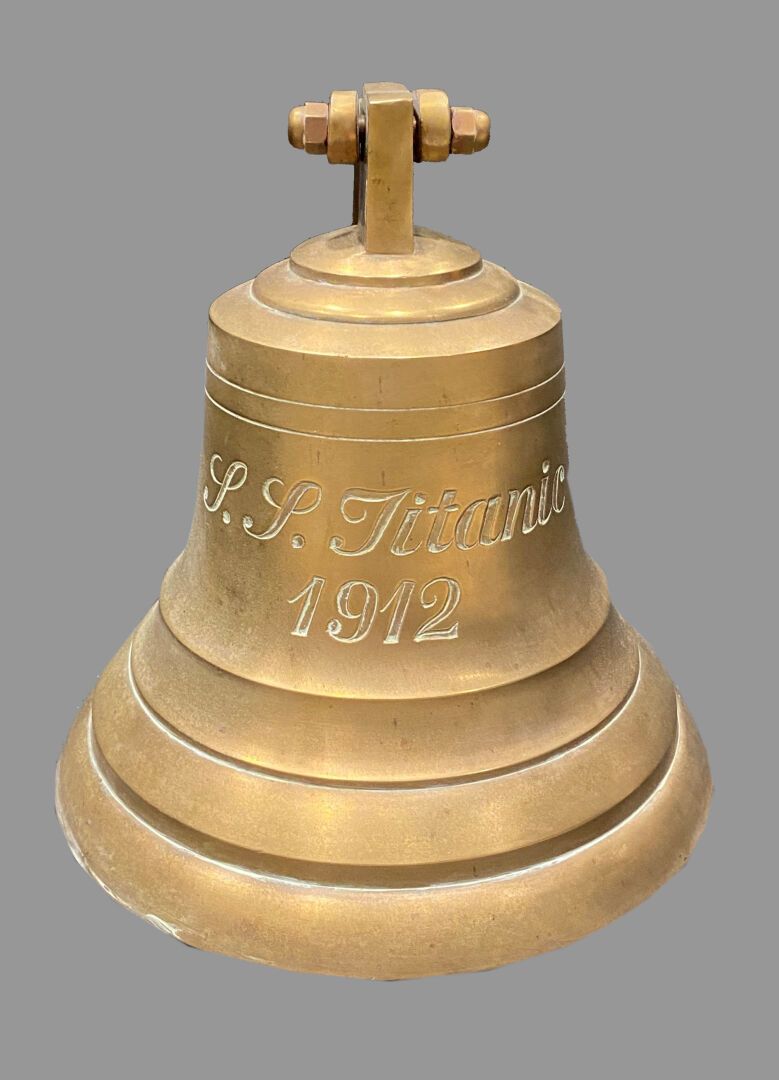 Null 标有 "泰坦尼克号1912 "的铸铜钟

高：24厘米 - 直径：23.5厘米

出处：海滩餐厅 "Le Neptune"。