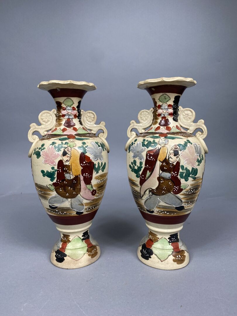 Null Paire de vases en faïence de Satsuma à décor de personnages, anses en forme&hellip;