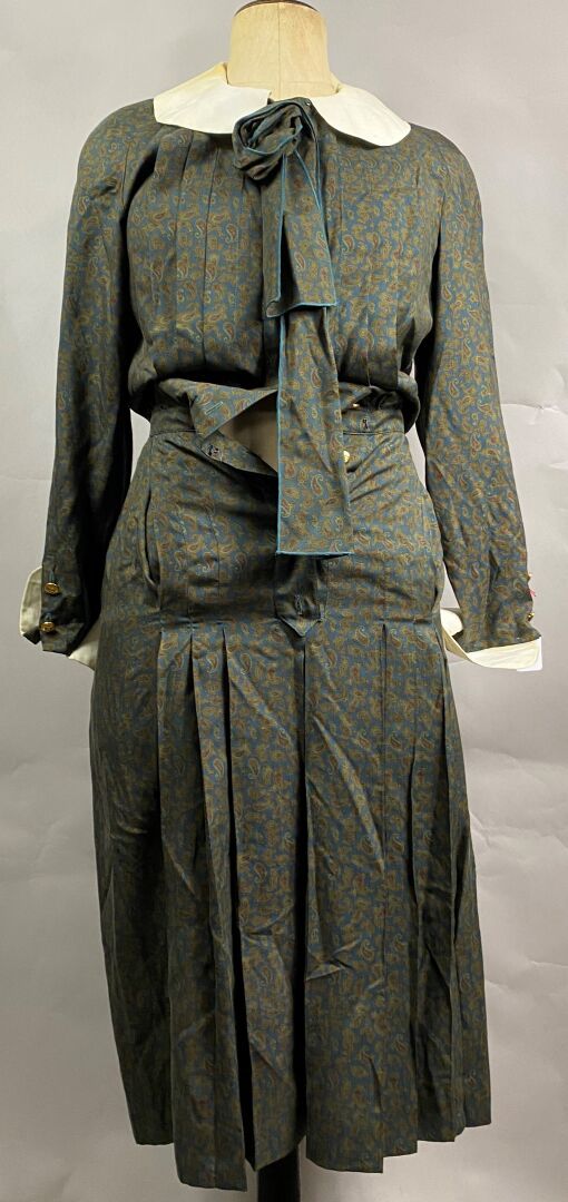 Null CHANEL Boutique
Robe longue plissée en soie vert foncé impression cachemire&hellip;