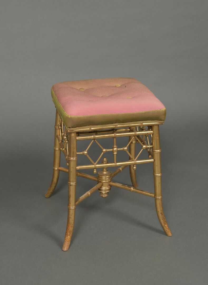 Null Tabouret en bois doré à ceinture ajourée de croisillons, repose sur quatre &hellip;