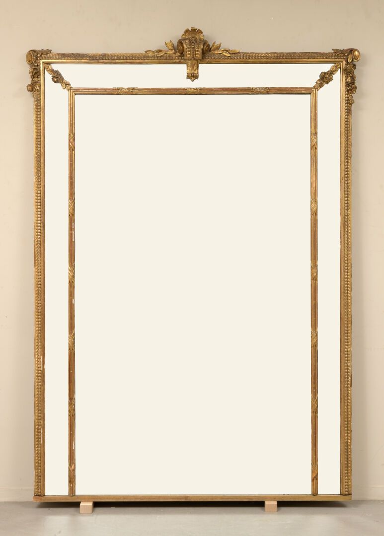 Null Important miroir trumeau en bois et stuc doré à parecloses à décor de joncs&hellip;