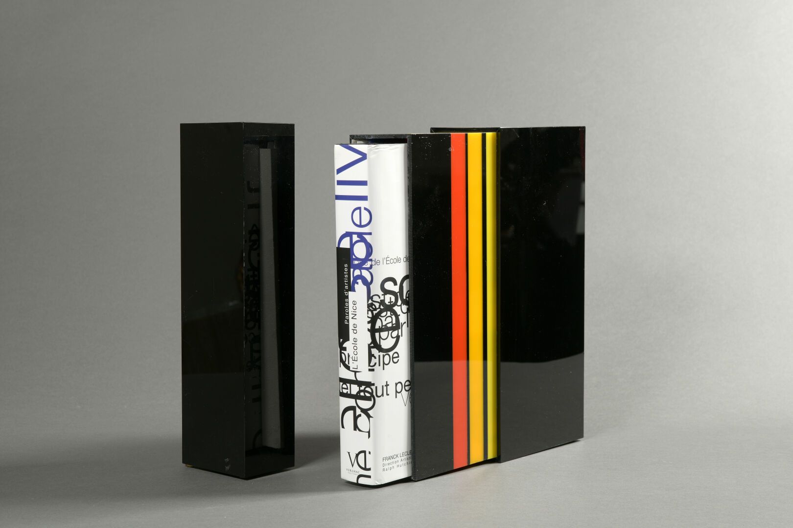 Null 让-克洛德-法西（1940-2012 年）
原装黑色有机玻璃矩形盒，红、橙、黄条纹交替出现 
已签名并编号 23/28
27 x 33 x 10 厘米&hellip;