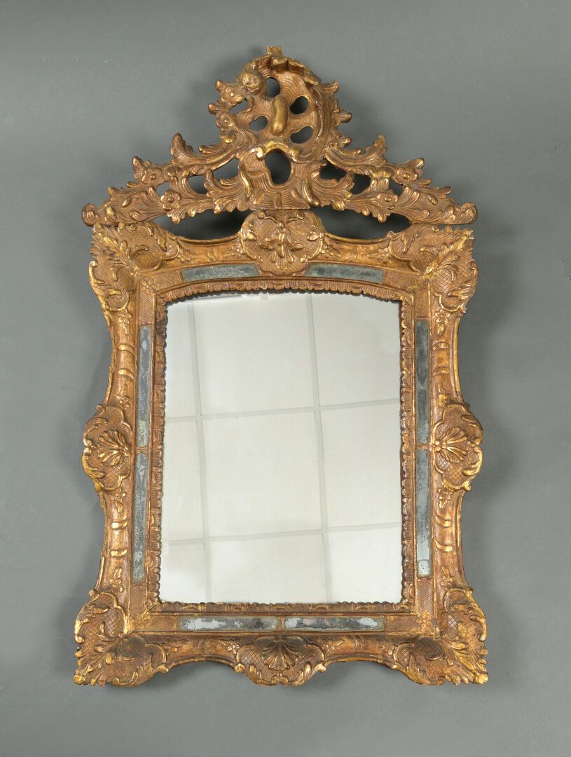 Null Miroir à parecloses en bois et composition doré, à décor sculpté de frises,&hellip;