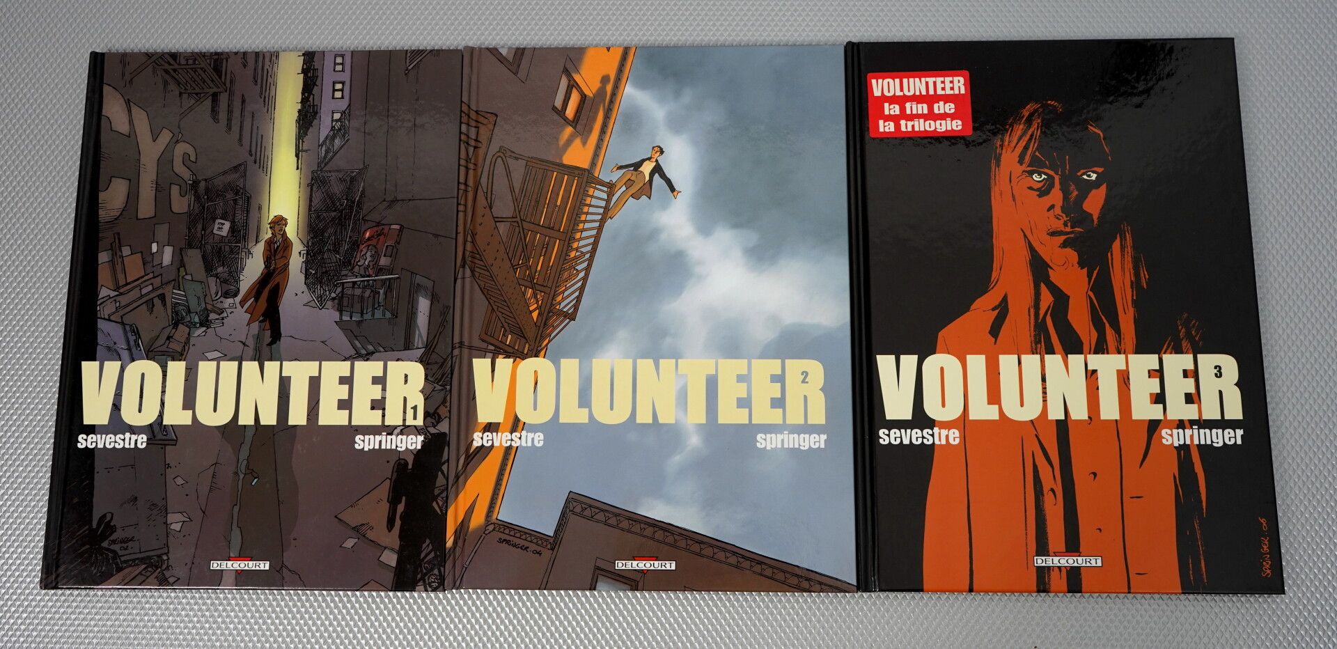 Null 11 hardback albums.



VOLUNTEER : volumes 1 to 3 (complete).



TANATOS : &hellip;