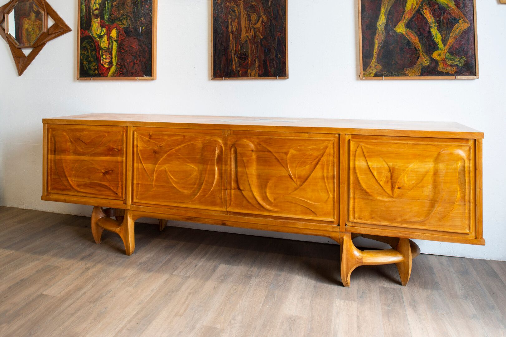 Null 文森特-冈萨雷斯(1928-2019)

雕花木质边柜开有四门

高：94 长：292 宽：85 厘米