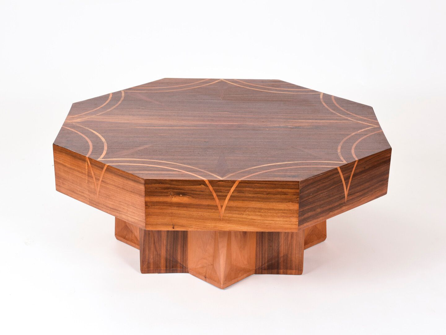 Null 文森特-冈萨雷斯(1928-2019)

木制茶几，八角形镶嵌桌面和星形底座

独特的作品

高：41 D：100 cm