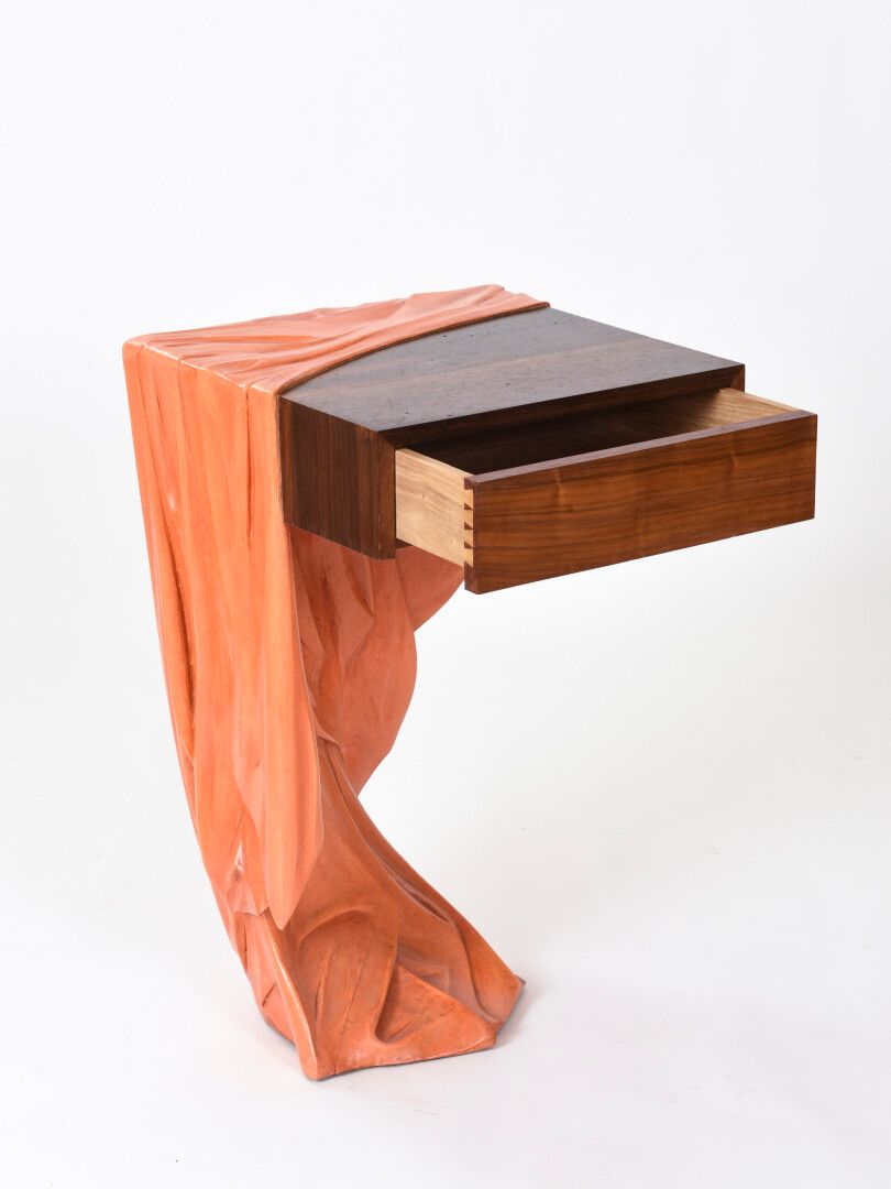 Null 文森特-冈萨雷斯(1928-2019)

Selette开口，有一个抽屉，装饰有雕刻和着色的木质窗帘

高：74 长：45 宽：45 厘米