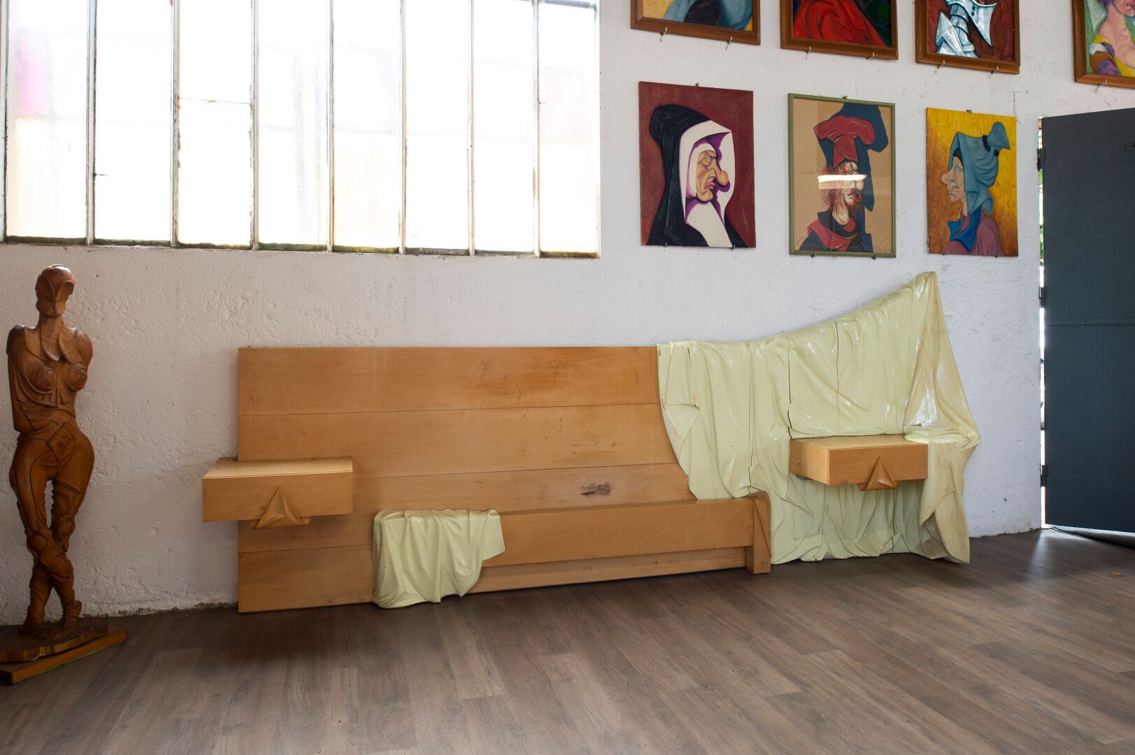 Null 文森特-冈萨雷斯 (1928 - 2019)

带窗帘装饰的雕花木床，包括两个架子

最大高度：121长：278厘米
