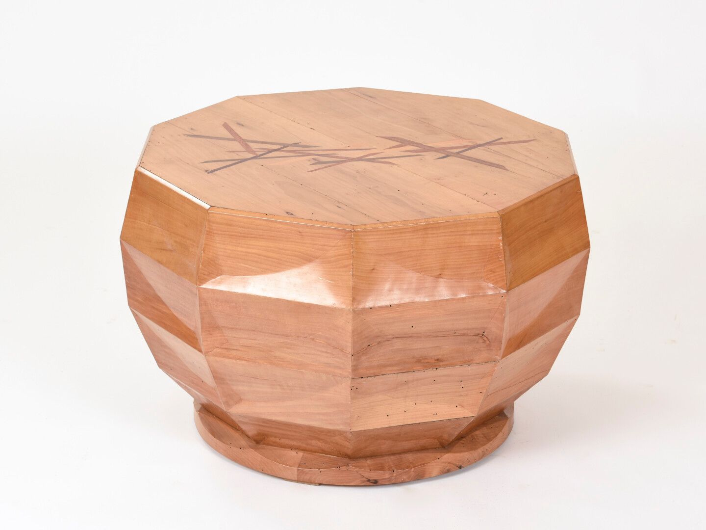 Null 文森特-冈萨雷斯(1928-2019)

雕花和刻面的木质沙发，嵌有Ocotogonal的顶部

独特的作品

高：50 D：70 cm