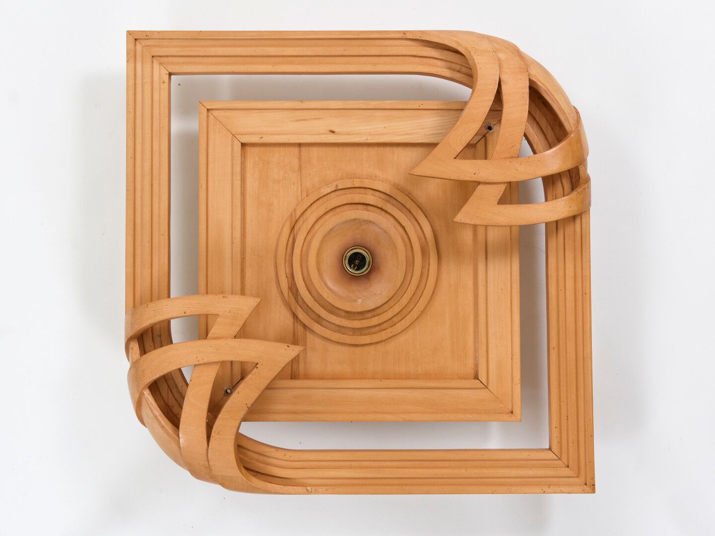 Null Vincent GONZALEZ (1928-2019)

Wall lamp in openworked and carved wood

60 x&hellip;