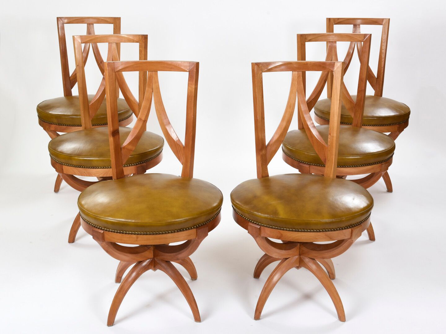 Null 文森特-冈萨雷斯(1928-2019)

一套六把木雕椅子，梯形椅背，人字形，圆形座椅，靠在四个X形腿上。 高：90 长：55 宽：47 厘米