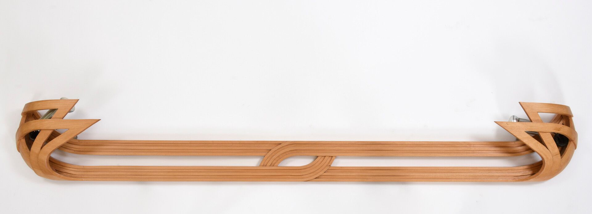 Null 文森特-冈萨雷斯(1928-2019)

壁灯，有两个光臂，在天然木头上雕刻了大量的和镂空的风格化的图案。

宽：200 H：35 D：10 cm