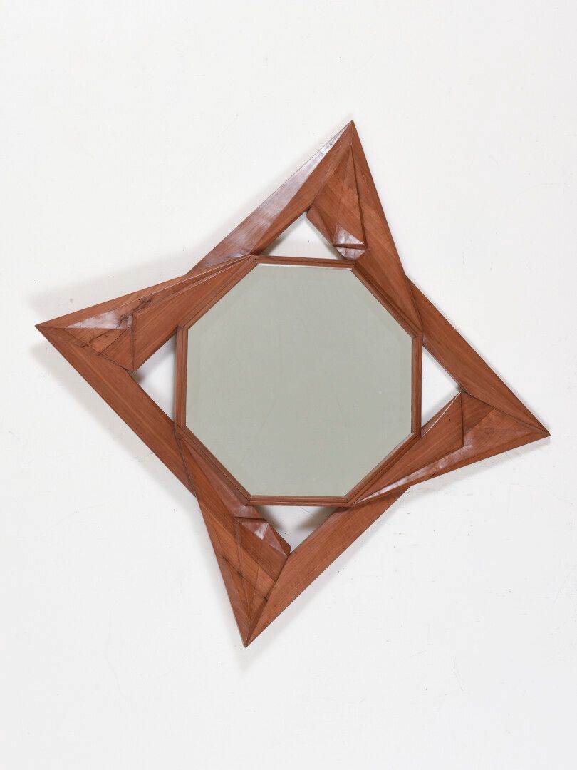 Null Vincent GONZALEZ (1928-2019)

Miroir en bois sculpté et ajouré en forme d'é&hellip;