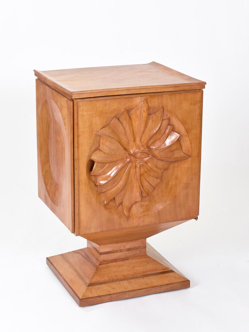 Null Vincent GONZALEZ (1928-2019)

Mueble de plata de madera de haya tallada, qu&hellip;