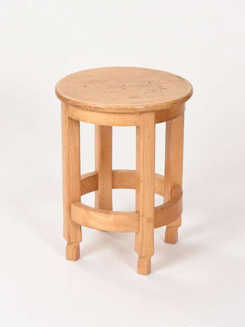 Null 文森特-冈萨雷斯(1928-2019)

四条腿的凳子，有圆形的座位。

高：48 D：37 cm
