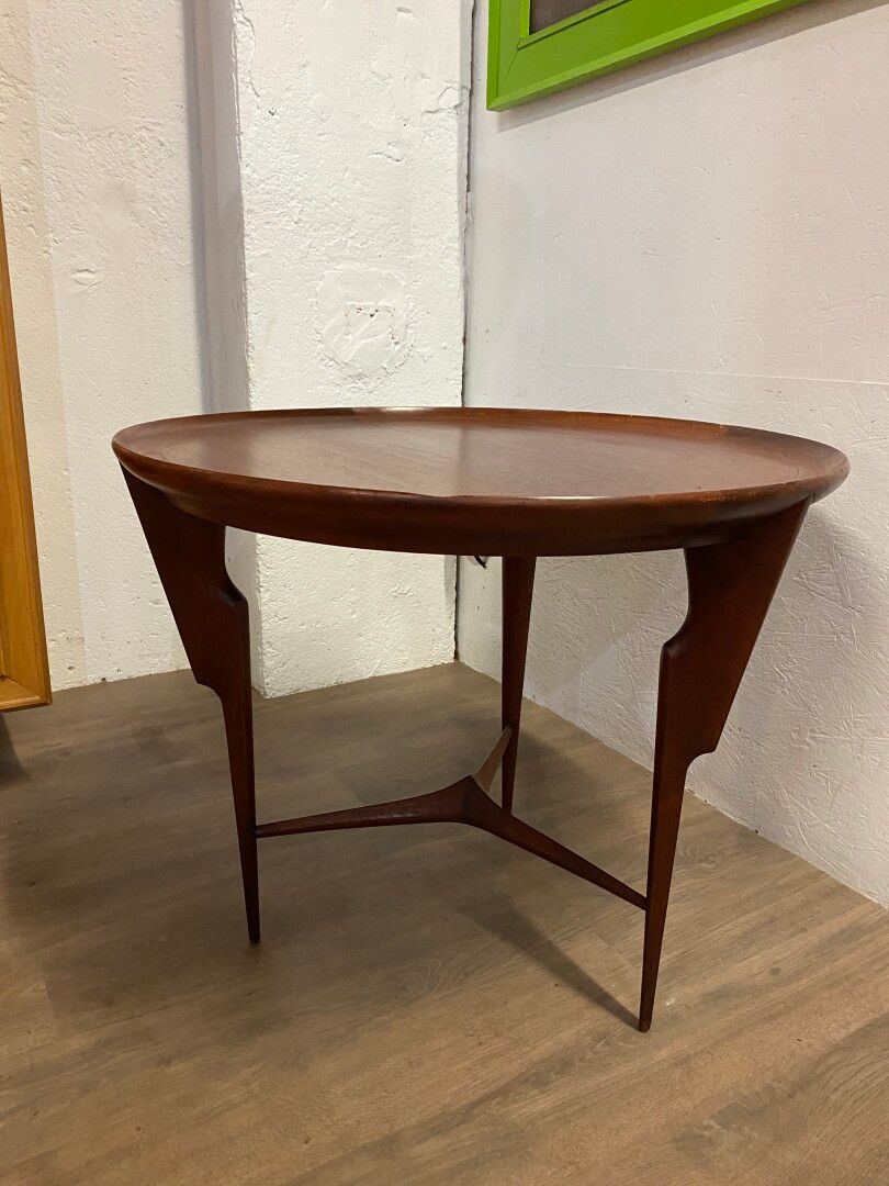 Null 文森特-冈萨雷斯(1928-2019)

雕刻木制的三足鼎立桌

高：57 D：68 cm