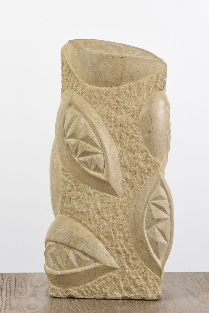 Null Vincent GONZALEZ (1928-2019)

Mandorla, 

Carved limestone, 

51 x 21 x 12 &hellip;