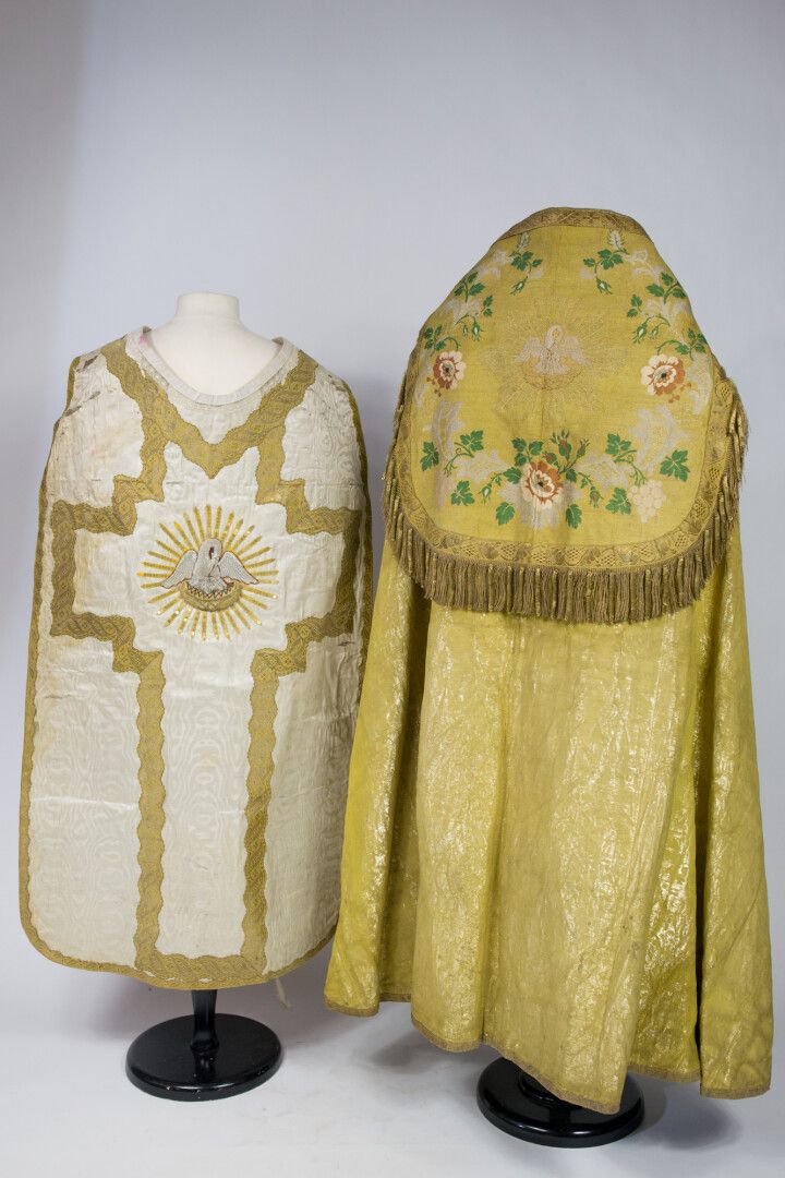 Null Une chape pluvial de cérémonie liturgique en lamé moiré or Circa 1900. Chap&hellip;