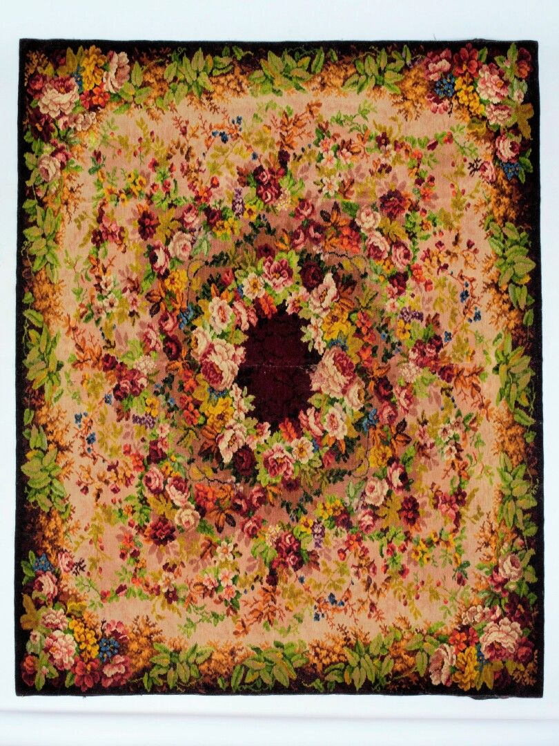 Null Un tapis de table en velours coupé à décor jardinière de roses à profusion &hellip;