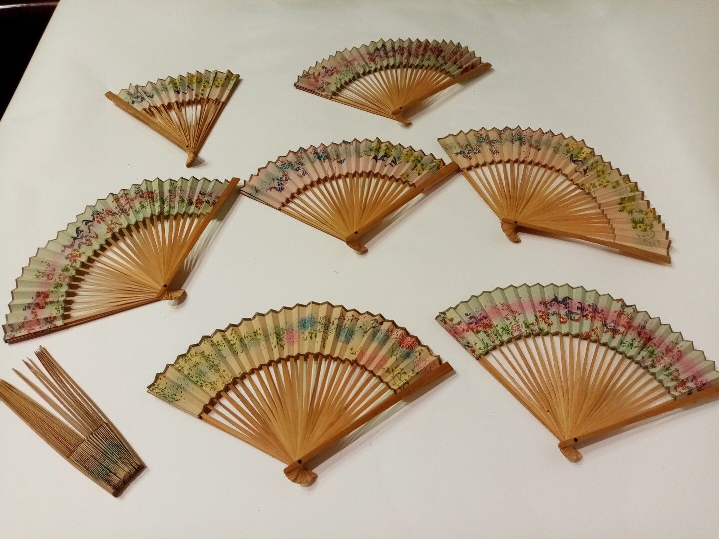 Null Onze éventails japonisant en papier imprimés au pochoir, brins en bois exot&hellip;