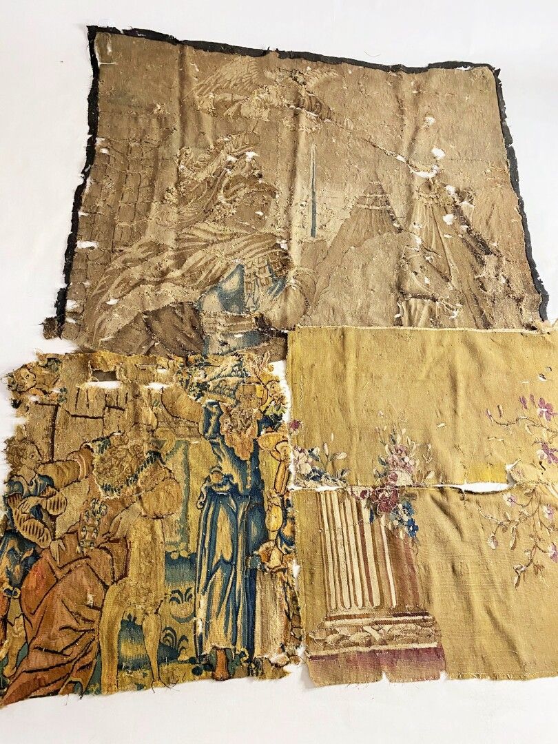 Null Trois fragments de tapisserie 17e/19e siècle, Flandre et Beauvais, à l'état&hellip;