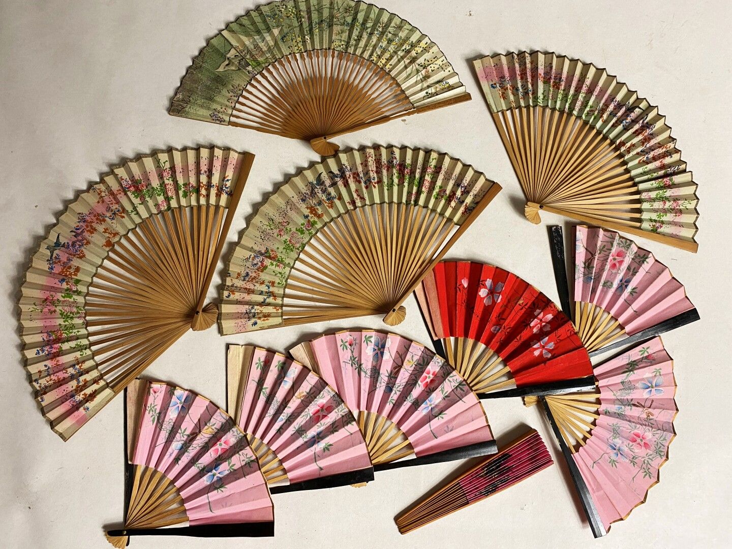 Null Dix éventails miniatures japonisant en papier peint gouaché, brins en bois &hellip;