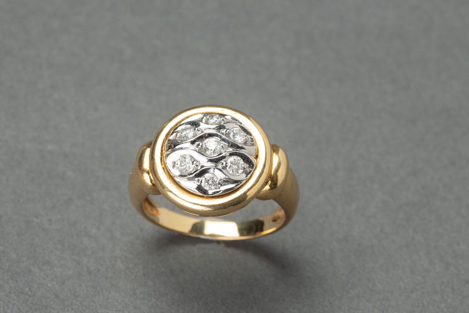 Null Bague en or jaune corbeille ronde ornée d'un disque blanc pavé de diamants.&hellip;