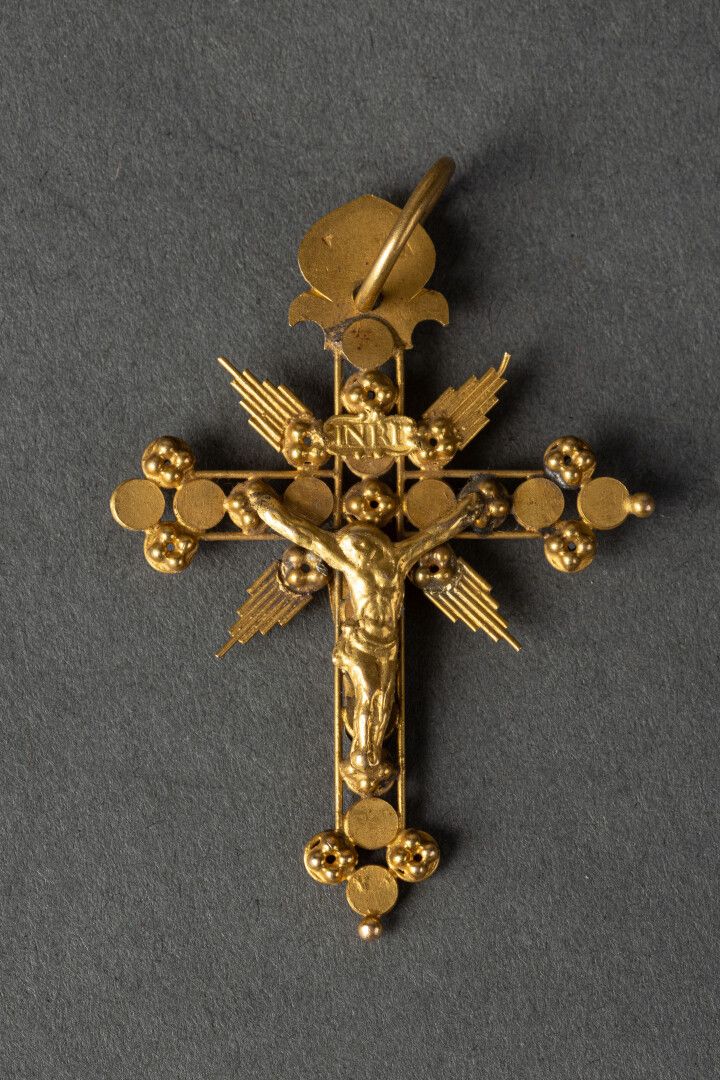 Null Croix plate fleuronnée, ajourée, en or jaune à l'avers un Christ en léger r&hellip;