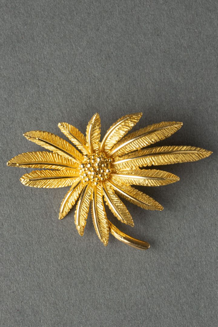 Null Broche en or jaune en forme de fleur 

Poids : 14 grammes