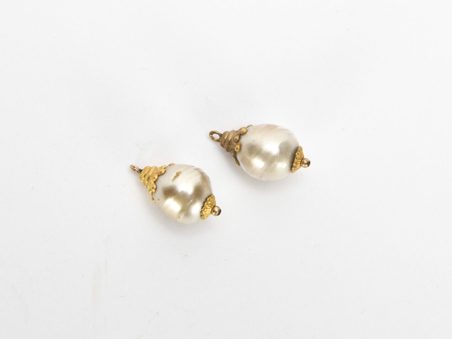 Null Deux pendeloques formées de perles, monture doré 

1.8 cm