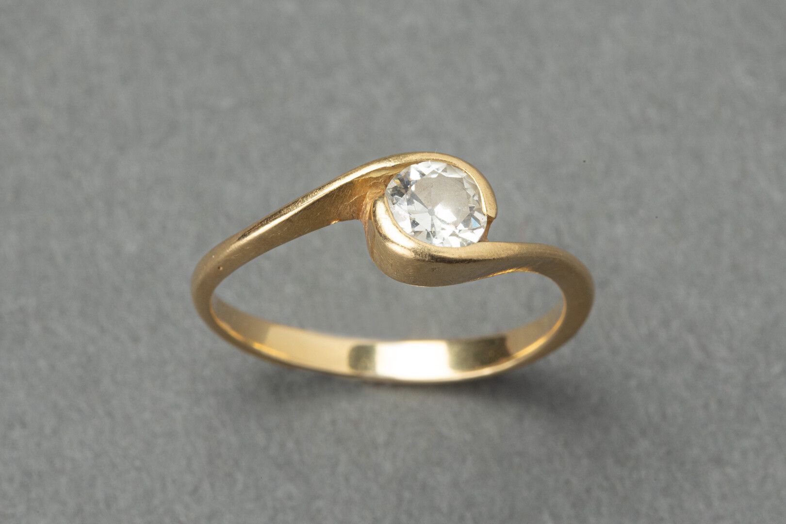 Null Bague en or jaune , monture croisée retenant un diamant de taille semi mode&hellip;