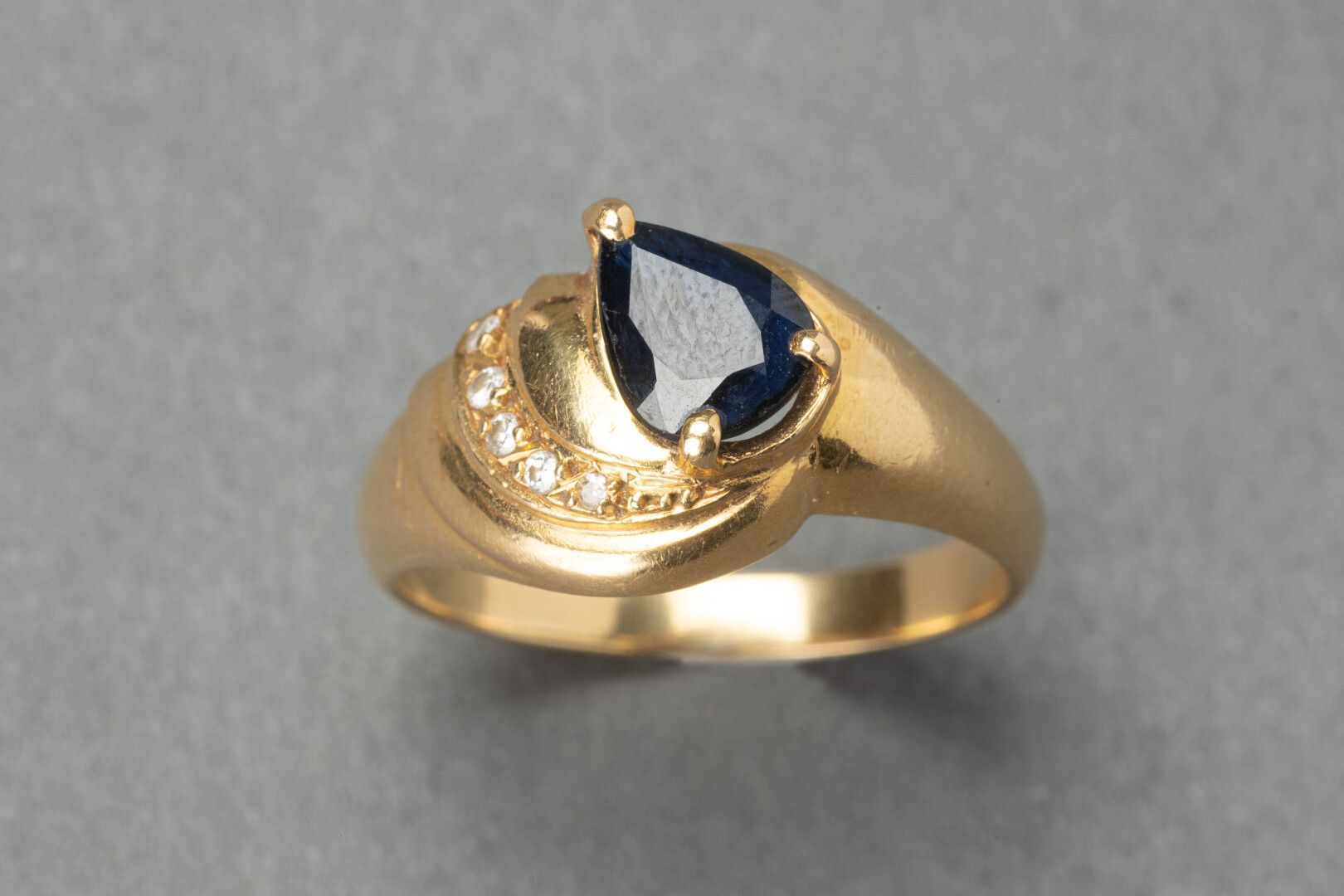 Null Bague en or ornée d'une pierre noire en forme de goutte et de brillants, po&hellip;