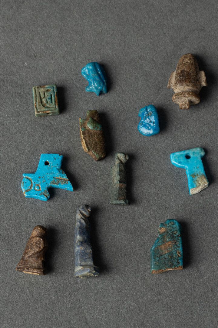 Null Lot d'amulettes et de fragments d'amulettes comprenant trois Horus, un coeu&hellip;