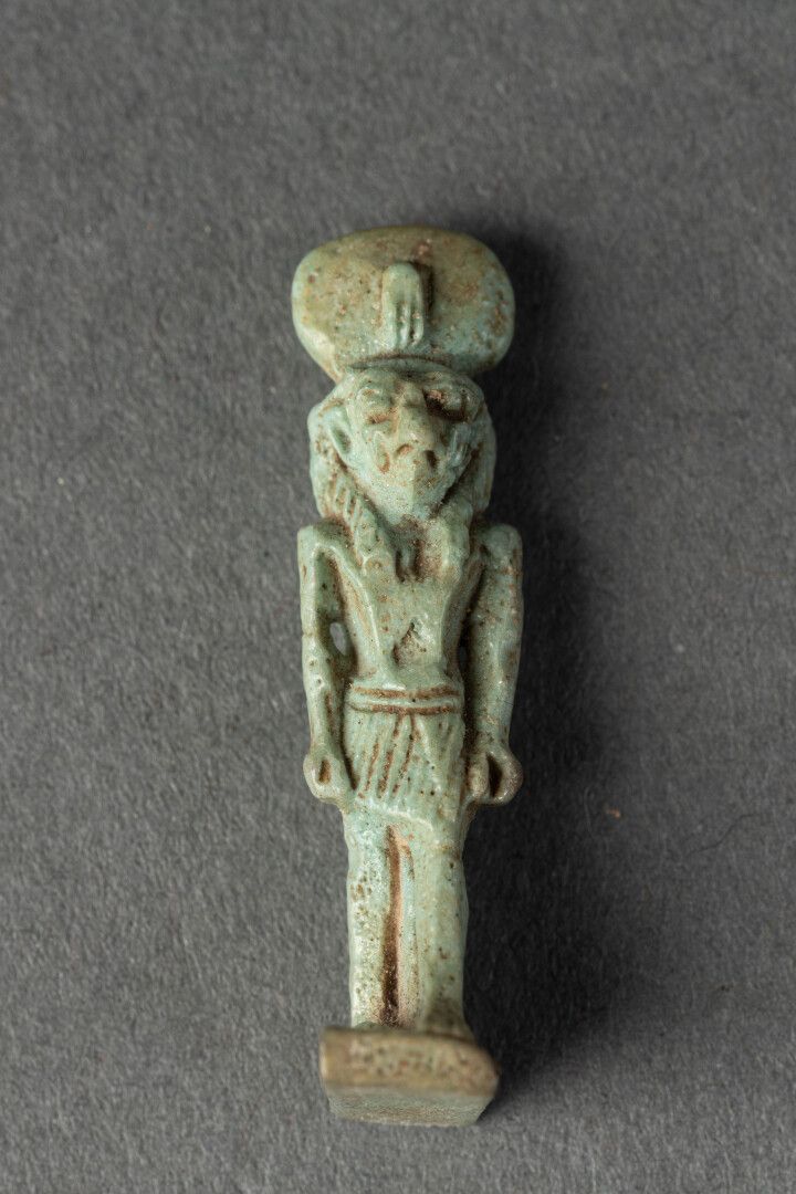 Null Amulette en forme d'Horus (?) en faience verte

Egypte 

H. 3 cm