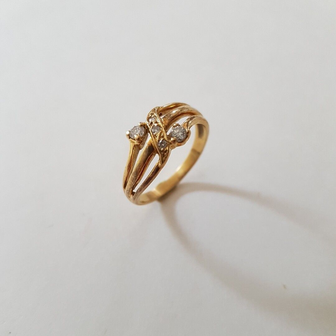 Null Bague en or jaune (750) 18K à trois anneaux coupés d'une ligne de diamants,&hellip;