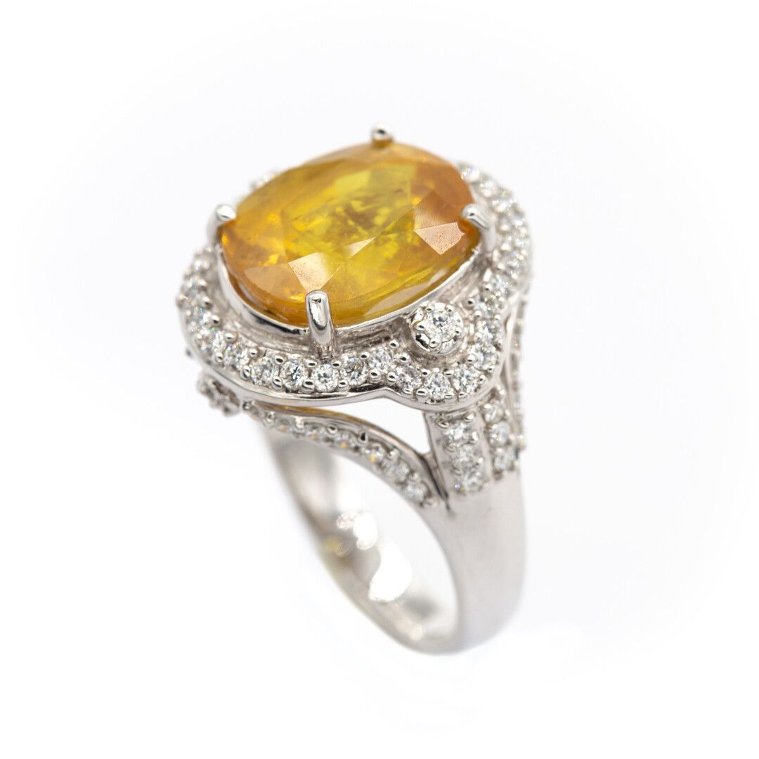 Null Bague en or blanc (750) 18K ornée d'un saphir jaune traité taille ovale de &hellip;