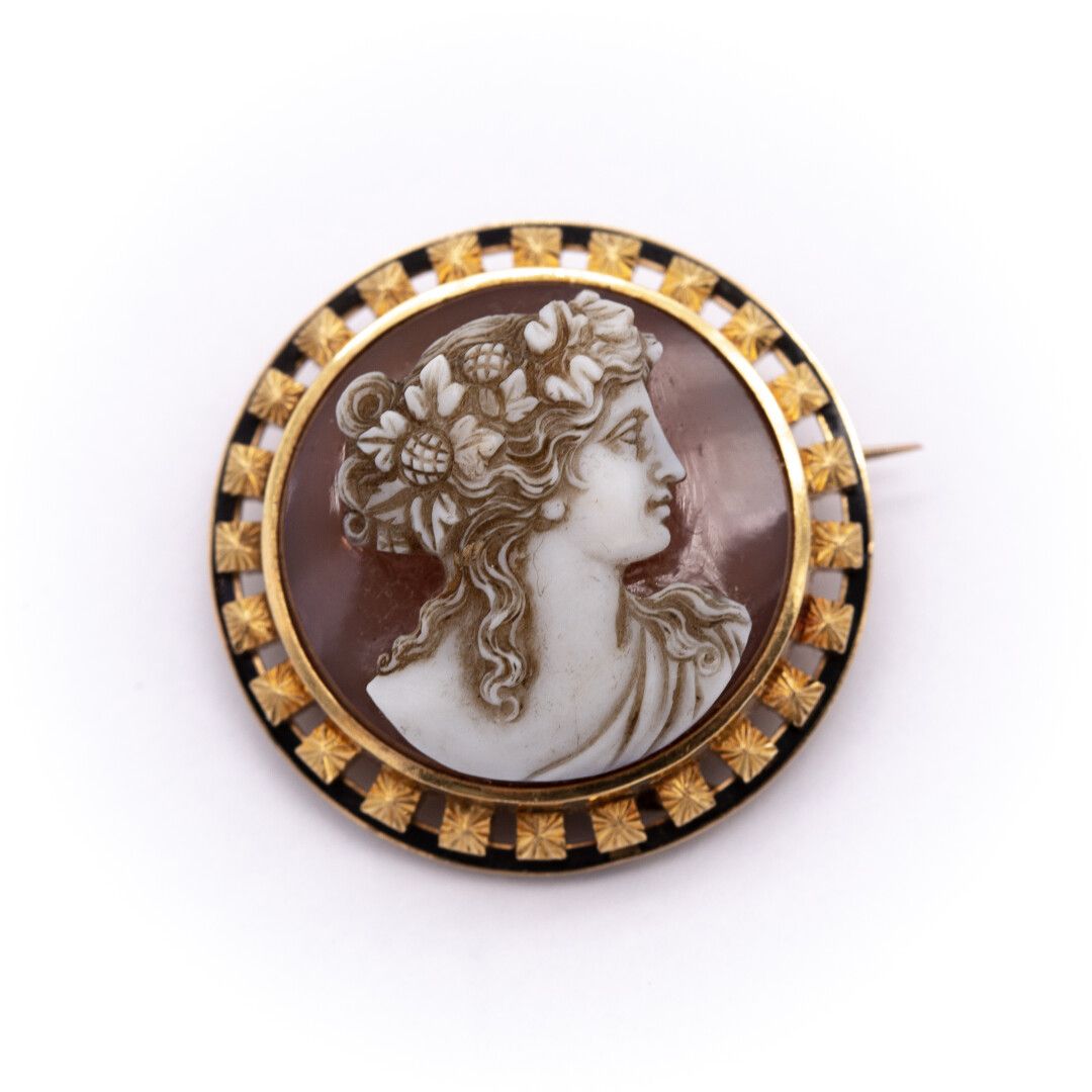 Null Broche en or jaune (750) 18K et argent, de forme ronde ornée d'un camée aga&hellip;