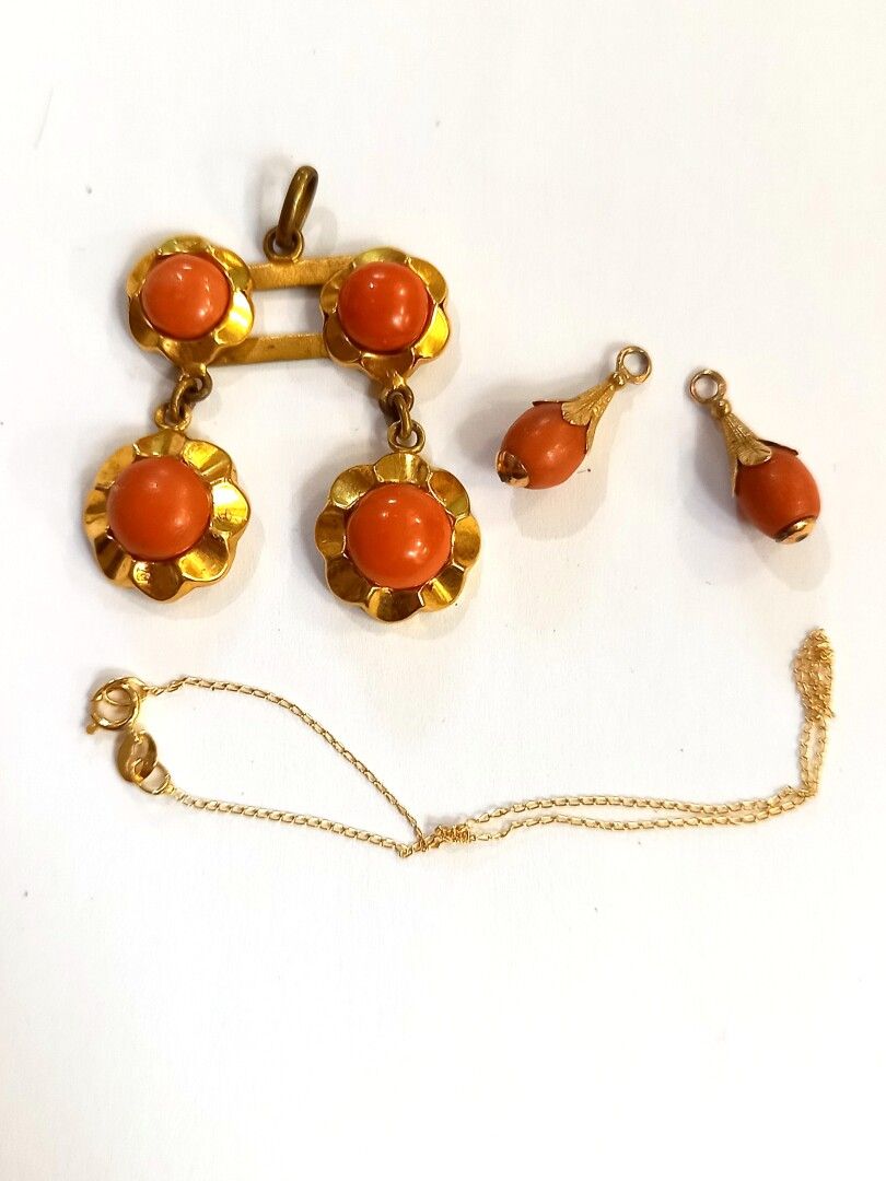 Null Lot en or jaune (750) 18K et métal : Bracelet, 3 pendentifs en corail et or&hellip;