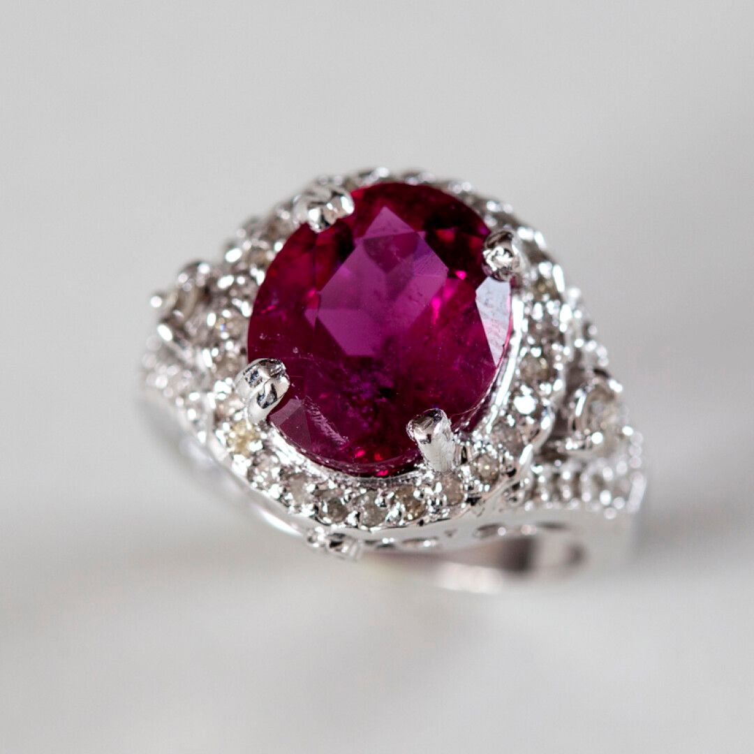 Null Bague griffée d'une tourmaline rose, épaulée de diamants. Alliage or 585°. &hellip;