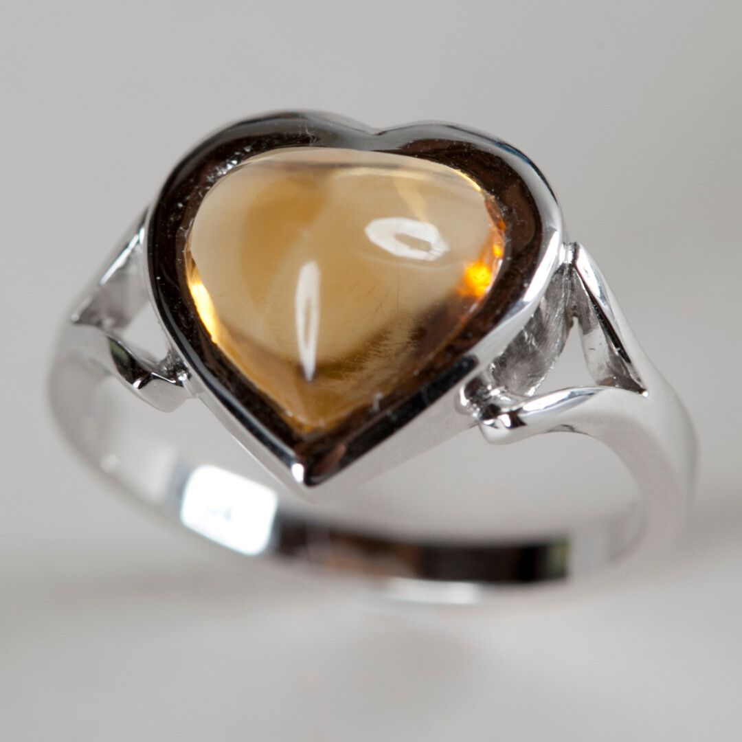 Null Bague en or blanc (750) 18K formant un coeur orné d'une citrine taille coeu&hellip;