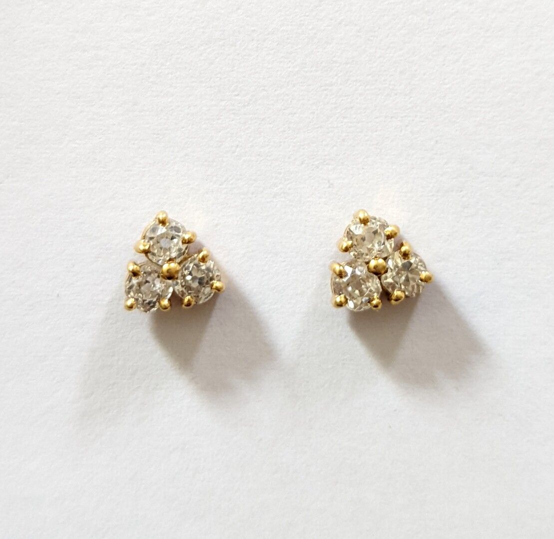 Null Paire de boutons d'oreilles en or jaune (750) 18K trèfle de trois diamants &hellip;