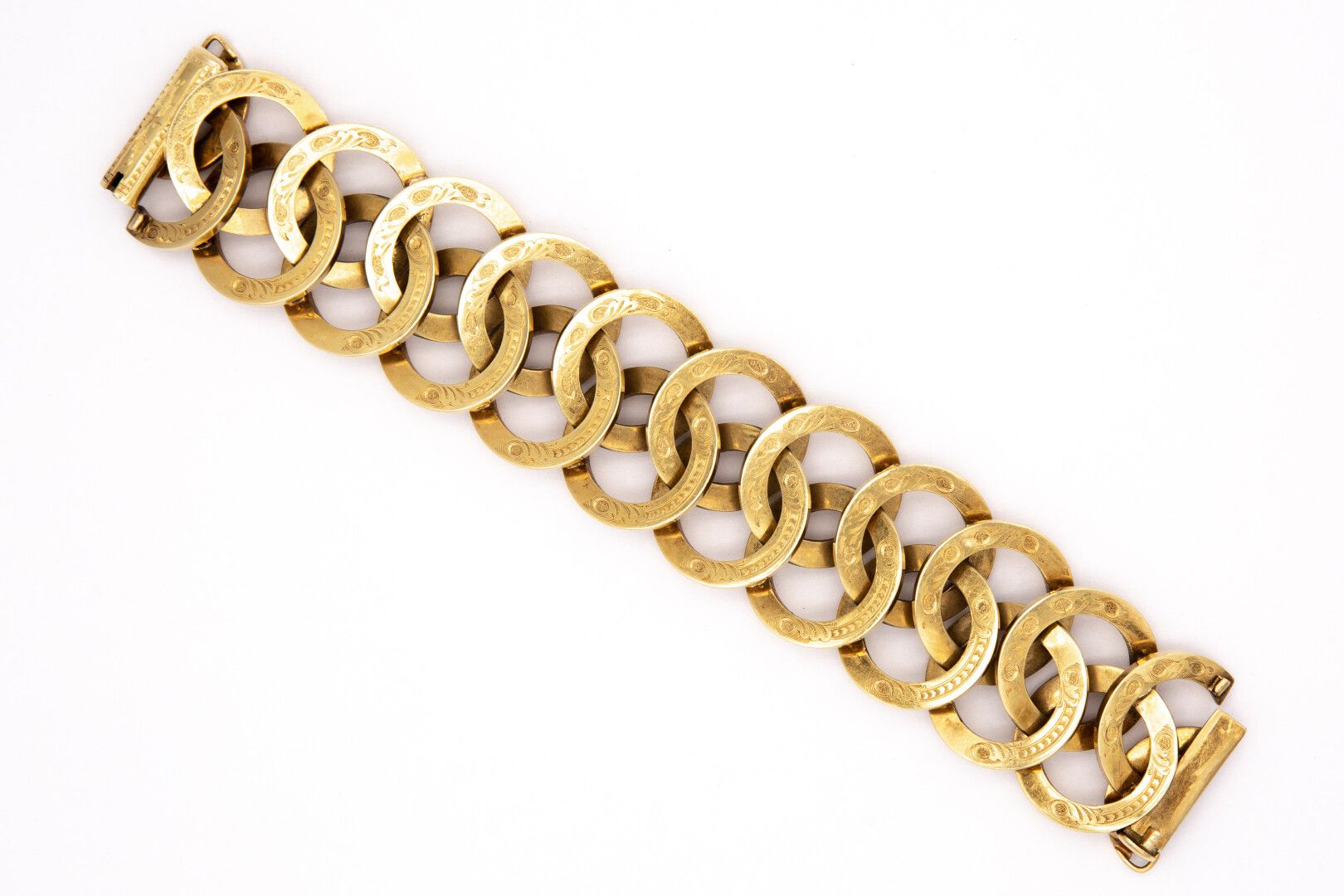 Null Bracelet en or jaune (750) 18K composé d'anneaux entrelacés et ciselés de g&hellip;