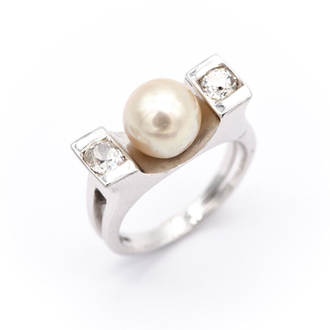 Null Bague en or blanc (750) 18K formant un pont, au centre une perle de culture&hellip;