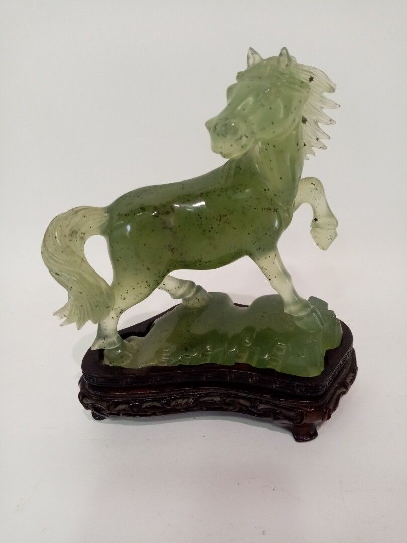 Null CHINE, Cheval sculpté en jadéite vert " épinard "

Sur socle en bois 

H. 1&hellip;