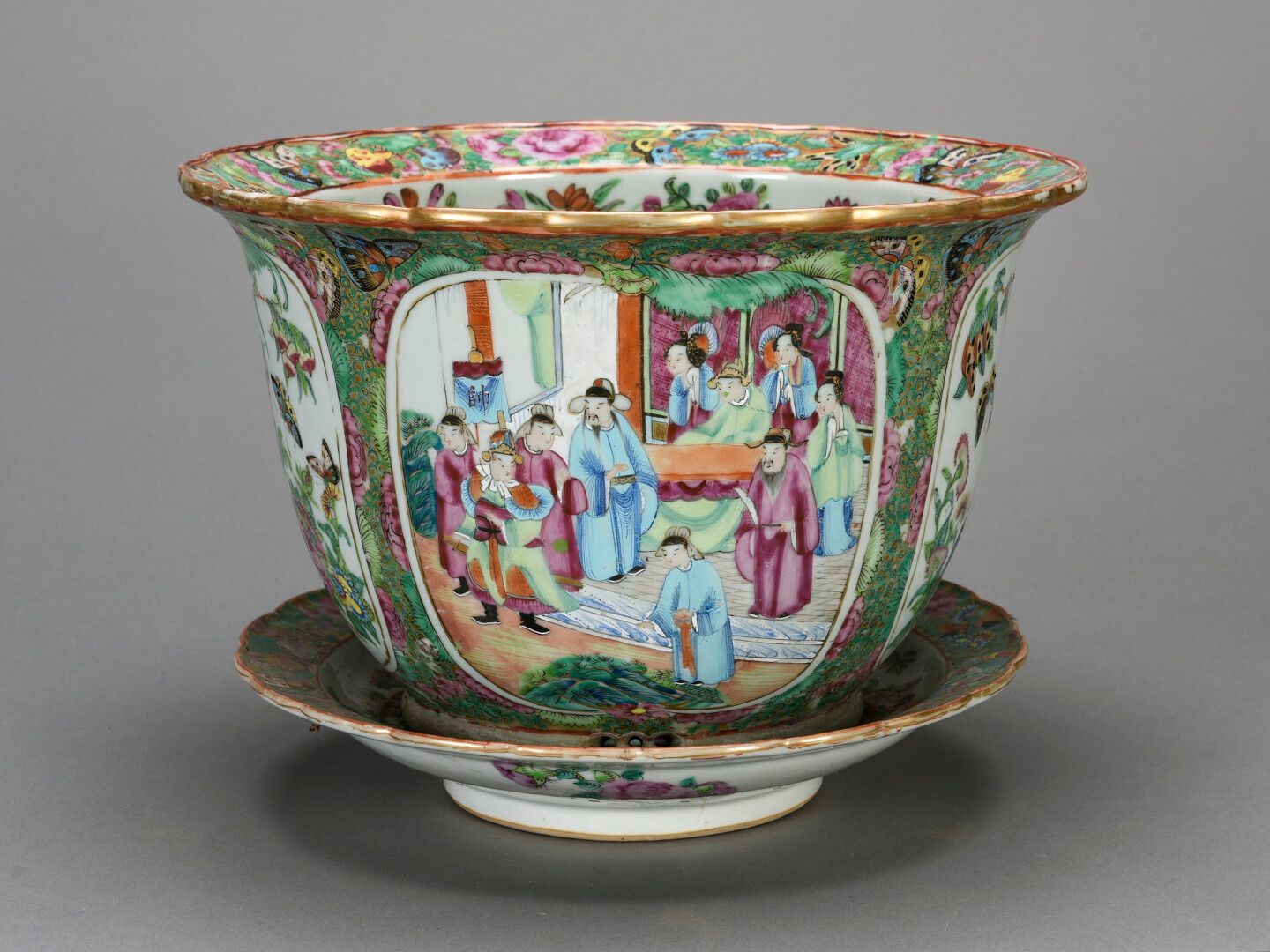 Null CHINE Grand cache-pot et son présentoir en porcelaine décoré de scènes de p&hellip;