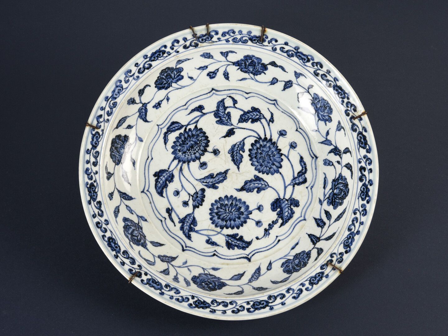 Null 
CHINE : Grand plat circulaire en porcelaine décoré en bleu sous couverte d&hellip;