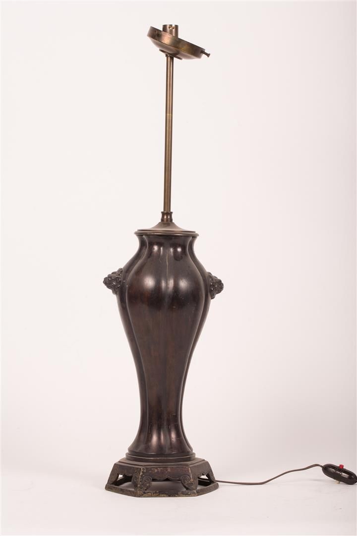 Null CHINE Vase balustre en bronze patiné , prises en relief à décor de mufles d&hellip;