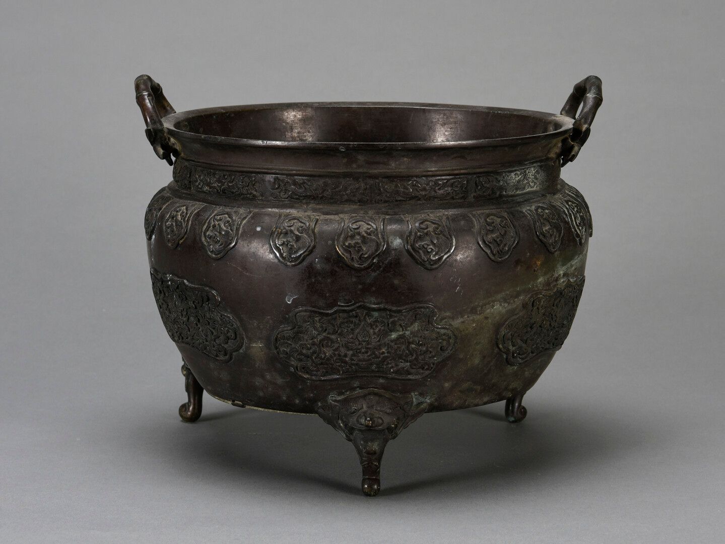 Null CHINE, Cache pot en bronze patiné à décor végétal stylisé en léger relief.
&hellip;