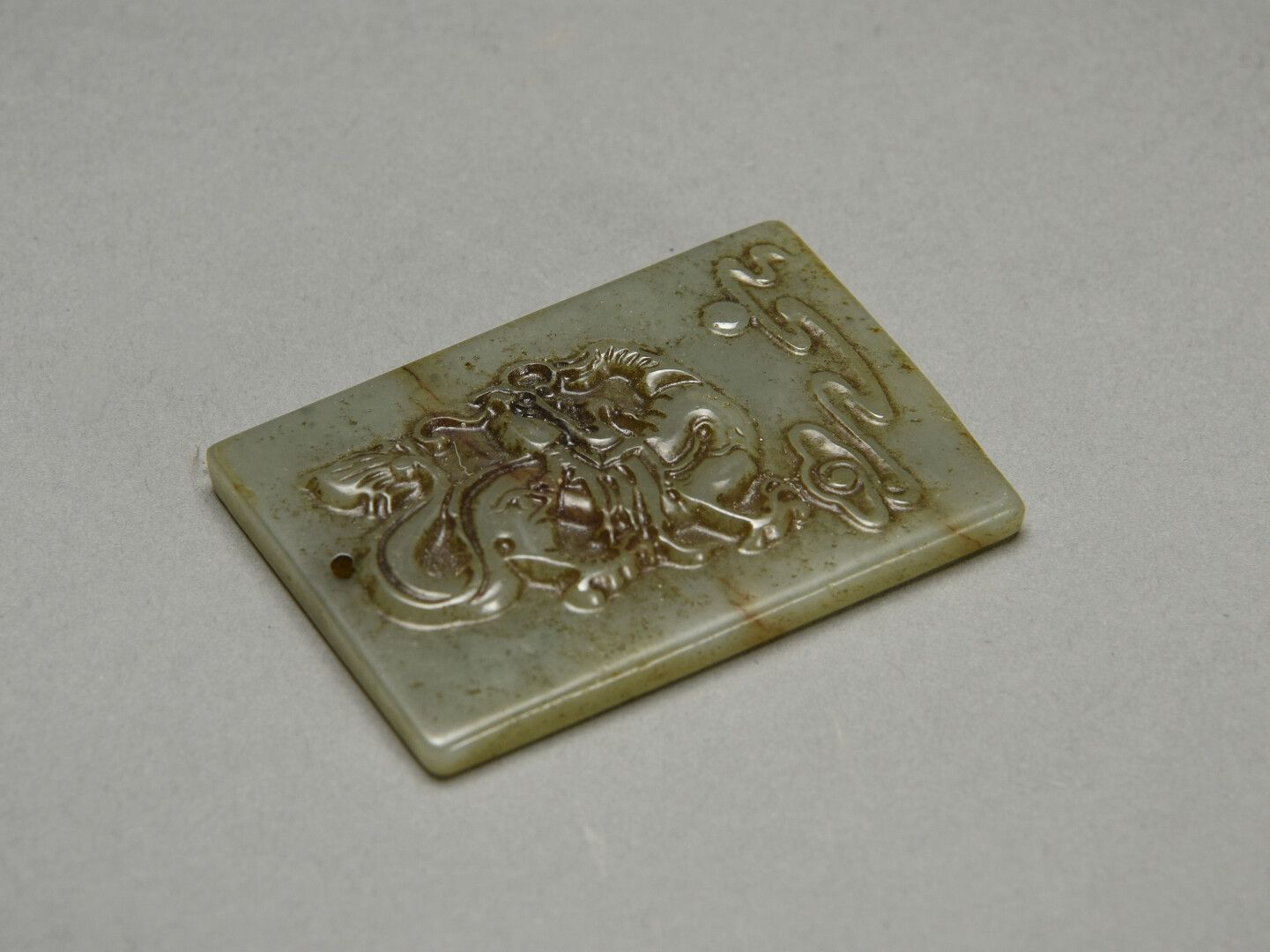 Null CHINE, plaque, pendentif en jade avec décor de dragon 

6x4 cm 

45.4 g